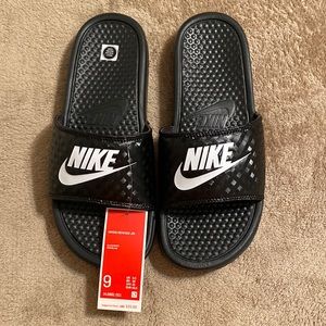 NIB Womens Nike Benassi Just Do It Black and White Slides size 9